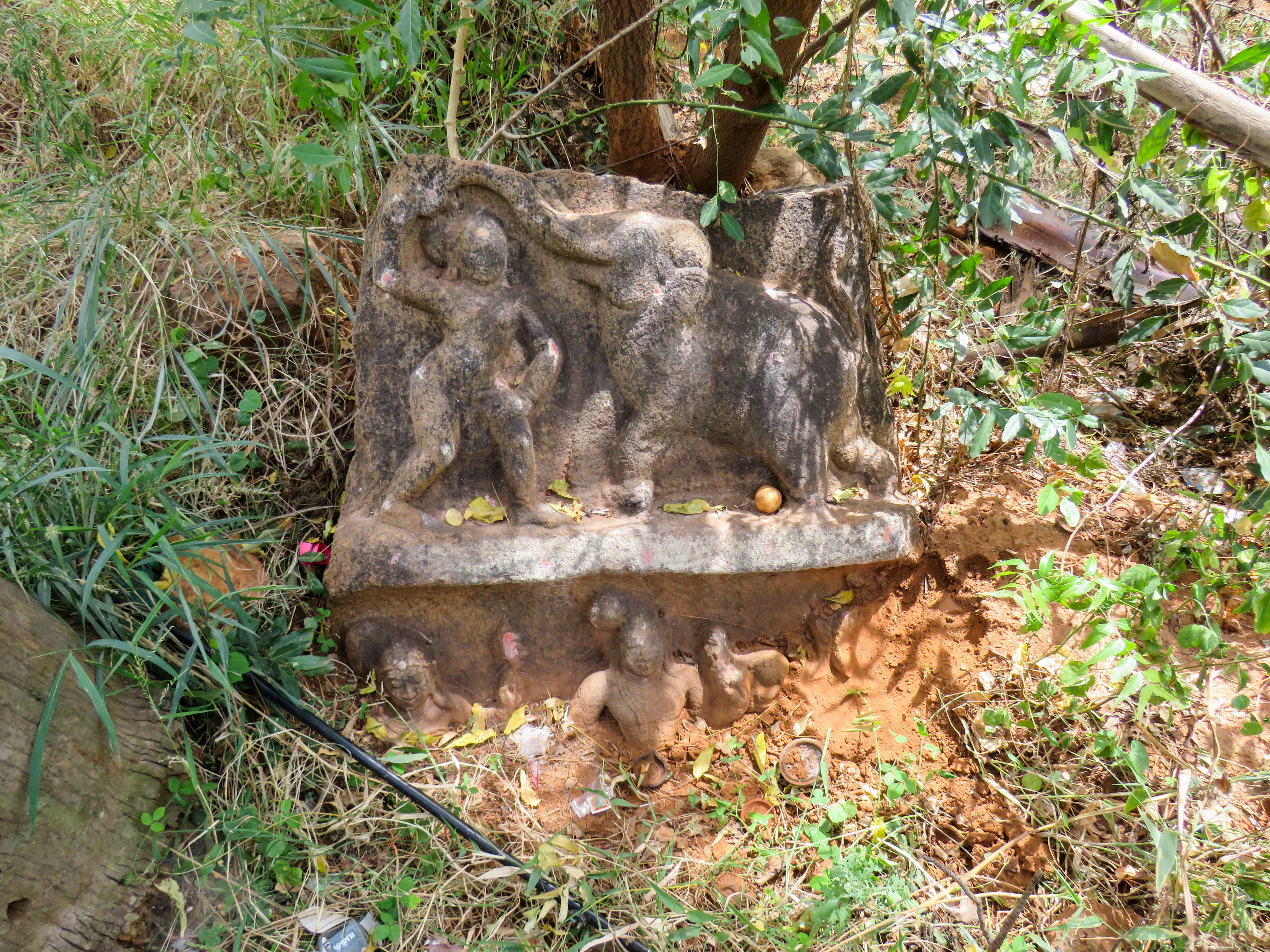 யானை குத்திப் பட்டான் நடுகல்